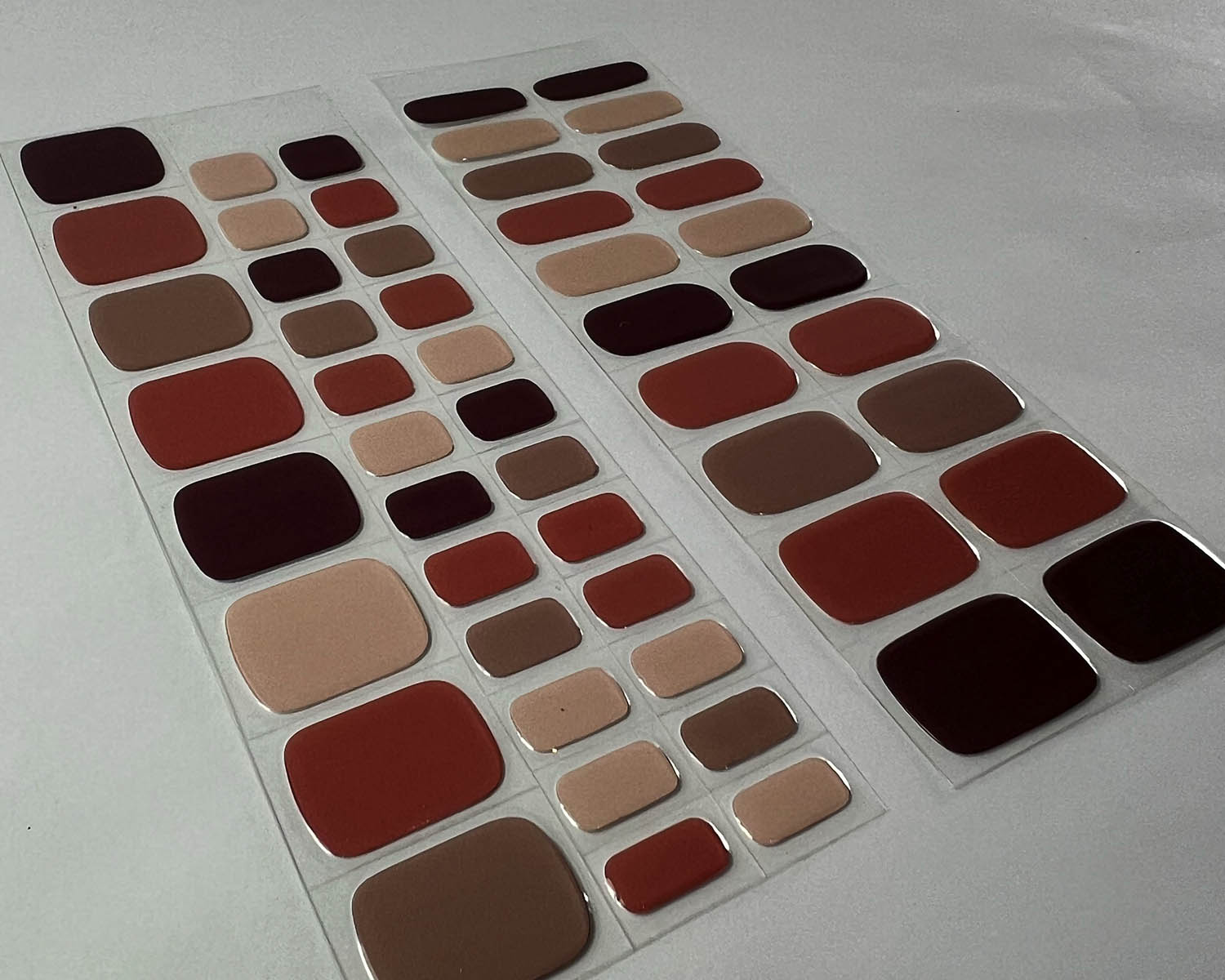 La-Bek_0002_Berry-mixed-semi-cured-gel-nails-toes-mock1